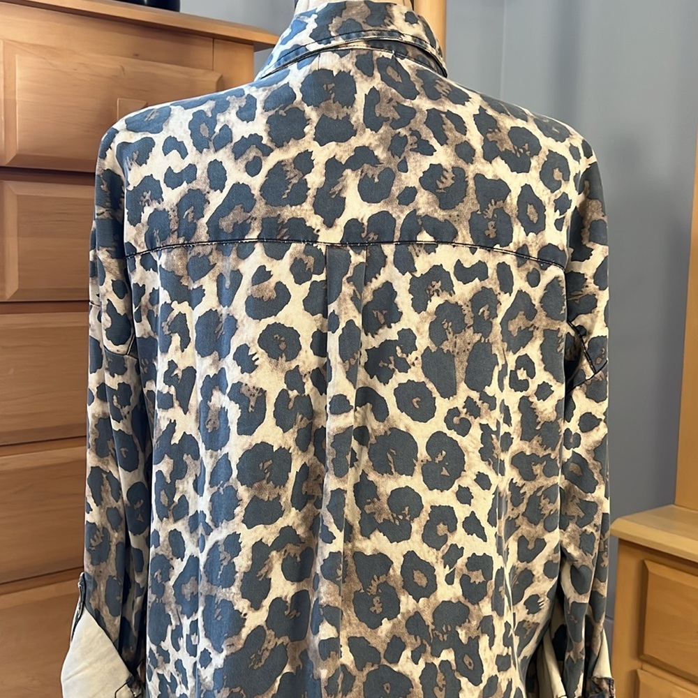 EUC r//c size small leopard print button down top - Picture 5 of 11